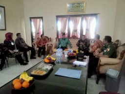 Danramil 0816/15 Sukodono Dampingi Bupati Sidoarjo Road Show Pendistribusian Bahan Pangan