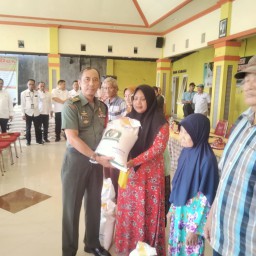 Pastikan Tepat Sasaran Para Babinsa Melaksanakan Pendampingan Penyaluran beras PKH