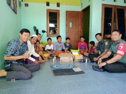 Koramil 0816/01 Sidoarjo beserta babinsa gebang bagikan sembako ke yayasan yatim mandiri Sidoarjo.