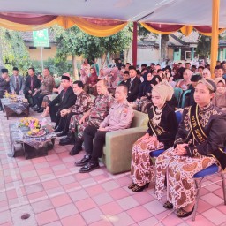 Anggota Ramil 0816/07 menghadiri kegiatan Purnawiyata SMPN 2 Krembung