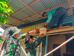 Danramil 0816/17 Gedangan lakukan pengecekan perbaikan rutilahu capai 80 persen