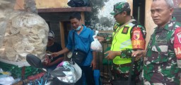 Babinsa Koramil 0816/15 Sukodono Berbagi Daging Qurban Pada Perayaan Idul Adha 1444 H