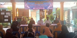 Kebersamaan Babinsa Koramil 0816/11 Tarik dan Babinkamtibmas Desa Kramattemenggung Dampingi Penyaluran BLT Di Desa Binaan.