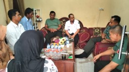 Dandim 0816/Sidoarjo Letkol Inf Guntung Dwi Prasetyo Menjenguk Anggotanya Yang Sedang Sakit