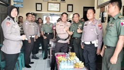 Danramil 0816/15 Sukodono Bersama Camat Sambangi Polsek Ucapkan Selamat HUT Bhayangkara Ke-77