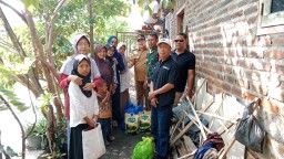 Babinsa Koramil 0816/01 Sidoarjo serta kelurahan Sekardangan berikan bantuan korban kebakaran rumah.
