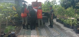 Pelda Hasan Basri Koramil 0816/09 Krian dalam kegiatan karya bakti di wilayah binaan Desa Sidorejo