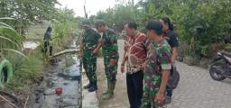 Dandim 0816/Sidoarjo terjun langsung dalam pembangunan irigasi di Desa Sidorejo Kecamatan Krian.