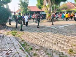 Anggota Ramil 0816/07 Bersama Forkompimka Kec. Krembung melaksanakan giat Senam Aaerobic
