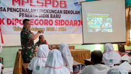 Bentuk karakter unggulan, Sertu Koim tanamkan disiplin saat MPLS di SMK Diponegoro Sidoarjo.