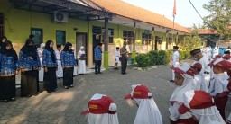 Tumbuhkan rasa cinta tanah air, Batuud Koramil 06/Tanggulangin pimpin upacara bendera
