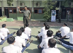 Keseriusan siswa-siswi SMK PGRI 1 saat berlatih PBB bersama anggota TNI