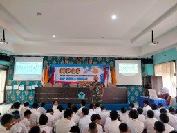 TNI masuk ke SMPN 6 Bluru kidul Sidoarjo tanamkan disiplin sejak usia dini.