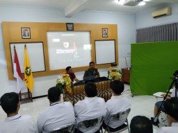 Danramil 0816/01 Sidoarjo perkenalkan wasbang dan bela negara di SMA Petra 4 Sidoarjo.