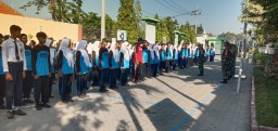 Babinsa Koramil 0816/13 Wonoayu Berikan Materi Wasbang dan PBB pada MPLS SMPN 2 Wonoayu