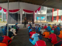 Tingkatkan Nasionalisme, Danramil 0816/01 Gencarkan Wasbang Pada Siswa SMK Telkom Sidoarjo