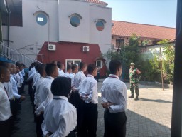 Bentuk Karakter Disiplin, Babinsa Koramil 0816/15 Sukodono Latih PBB Kepada Siswa SMK