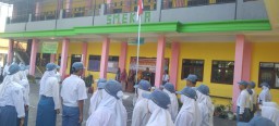 Tanamkan Jiwa Nasionalisme, Babinsa Koramil 0816/11 Tarik Jadi Irup Upacara di SMK Taruna Kec. Tarik