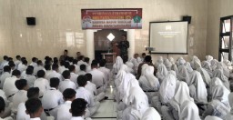 Danramil 0816/06 Tanggulangin terapkan sikap disiplin pada siswa-siswi SMPN 2 Tanggulangin