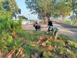 Guyup Rukun, Babinsa Semambung Ikuti Kerja Bakti Bersama Masyarakat