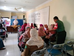 Babinsa 0816/01 Kelurahan Pekauman terjun langsung ke wilayah binaan dengan pendampingan Stunting.