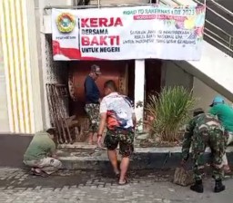 Kebersamaan Babinsa Koramil 0816/11 Tarik Dengan Warga Masyarakat Desa Binaan