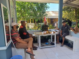Cangkrukan Babinsa Jati Kodim 0816/01 dengan warga pondok Jati Sidoarjo.