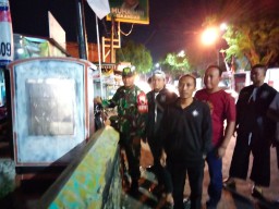 Tiga pilar kecamatan Sidoarjo pendampingan penertiban atribut PSHT di desa Jati Sidoarjo.