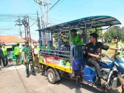 Babinsa 0816/01 Sarirogo Sidoarjo bersama warga ciptakan lingkungan bersih.