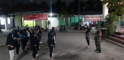 Penuh semangat, Karang Taruna Desa Temu Latihan PBB Bersama Babinsa