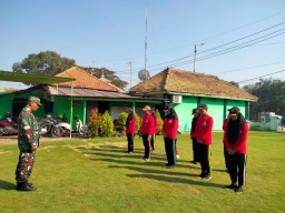 Menyongsong HUT RI ke 78, Babinsa Koramil 0816/08 Jabon Latih Paskibraka Tingkat Kecamatan Jabon