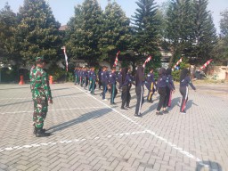 Babinsa 0816/01 dengan disiplin menyiapkan Tim paskib HUT RI ke 78 kecamatan Sidoarjo