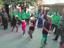 Kemeriahan lomba dalam rangka 17 Agustus Koramil 0816/01 Sidoarjo mengadakan berbagai lomba.