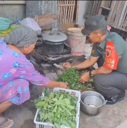 Babinsa Koramil 0816/03 Buduran Masuk Dapur Warga