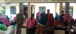 Berbagi Anak Stunting Babinsa Koramil 0816/11 Tarik Turut Hadir Bagikan Protein Kepada Warga Masyarakat Yang Terdampak Stunting