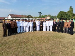 Forkompinka Kec. Krembung melaksanakan Upacara Bendera Merah Putih dlm rangka HUT RI ke 78 tahun 2023.