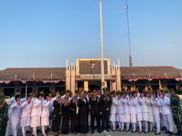 Danramil 0816/01 Sidoarjo pimpin penurunan bendera HUT RI ke 78 dengan khidmat