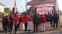 Ciptakan rasa aman karnaval di desa Sumput Sidoarjo oleh Babinsa Koramil 0816/01 Sidoarjo.
