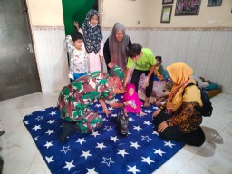Babinsa Koramil 0816/16 Waru memberikan PMT untuk balita stunting di Desa Wadungasri