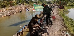 Anggota Babinsa Koramil 0816/06 Tanggulangin Bergotong Royong Dengan Masyarakat Bangun Plengsengan