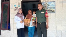 Tekan stunting, Babinsa Koramil 0816/12 Prambon berikan bantuan PMT