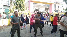 Mempererat tali silaturahmi muspika Sidoarjo dengan senam bersama.
