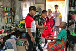 Jumat Berkah, Tiga Pilar Desa Rangkah Kidul Bagikan Paket Sembako Kepada Lansia