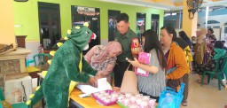 Babinsa Koramil 0816/14 Taman Accompany Posyandu Tooddlers and The Elderly