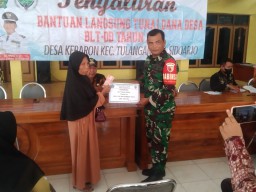 Babinsa Koramil 0816/05 Tulangan Bersama Bhabinkamtibmas Turut Dampingi Penyaluran BLT-DD Tahun 2023