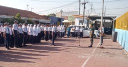 Danramil 0816/06 Tanggulangin Berikan Materi Wasbang Dan Kedisiplinan Pada Siswa SMP Muhammadiyah- 8
