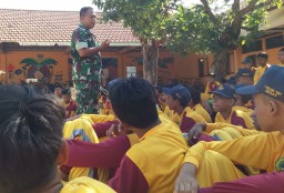 Bentuk Kepedulian Generasi Muda, Babinsa Koramil 0816/11 Tarik Berikan Materi Wawasan Kebangsaan Kepada Siswa-siswi SMP Negeri 1 Tarik