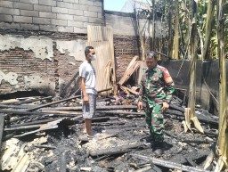 Babinsa Sekardangan Koramil 0816/01 Sidoarjo tanggap kebakaran rumah.