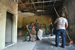 Gotong royong warga dengan babinsa Koramil 0816/01 Sidoarjo bersihkan rumah pasca kebakaran.