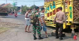 Dengan Sigap Babinsa Sertu Eko Wahyudin Bantu Pengamanan Di Arus Jalan Raya